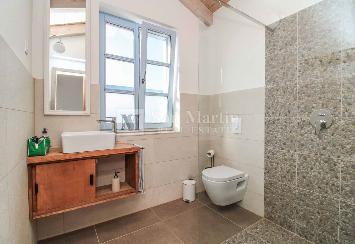 SVETVINČENAT, Casa ai margini del villaggio con piscina e 4 camere da letto