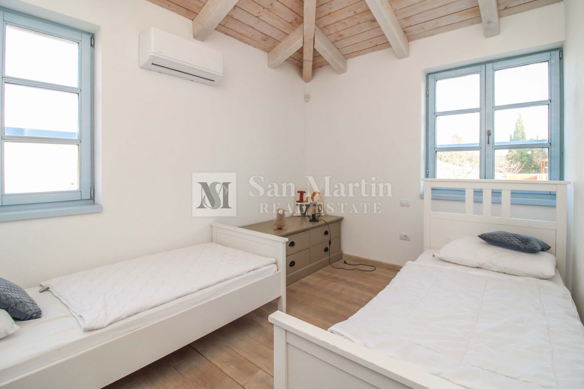 SVETVINČENAT, Casa ai margini del villaggio con piscina e 4 camere da letto