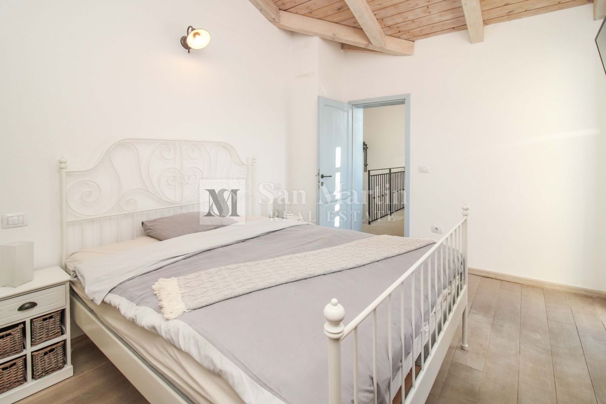 SVETVINČENAT, Casa ai margini del villaggio con piscina e 4 camere da letto