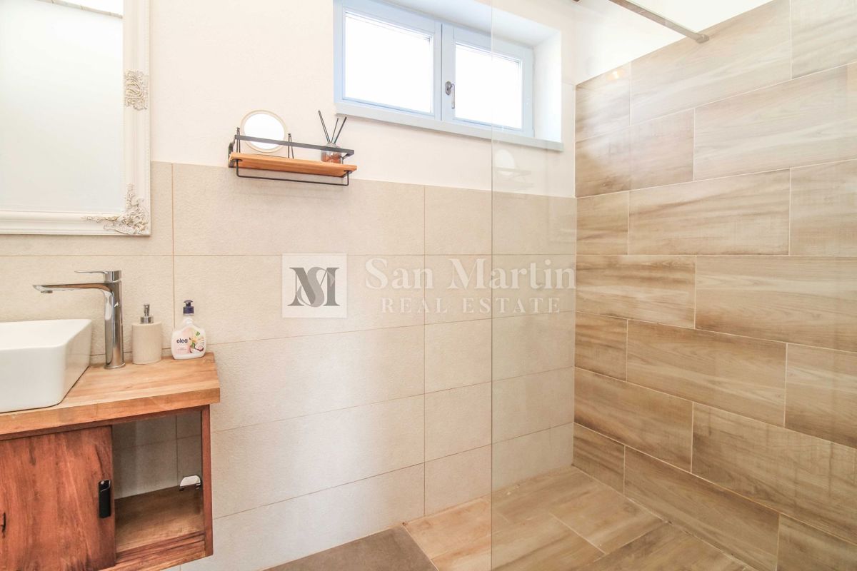 SVETVINČENAT, Casa ai margini del villaggio con piscina e 4 camere da letto