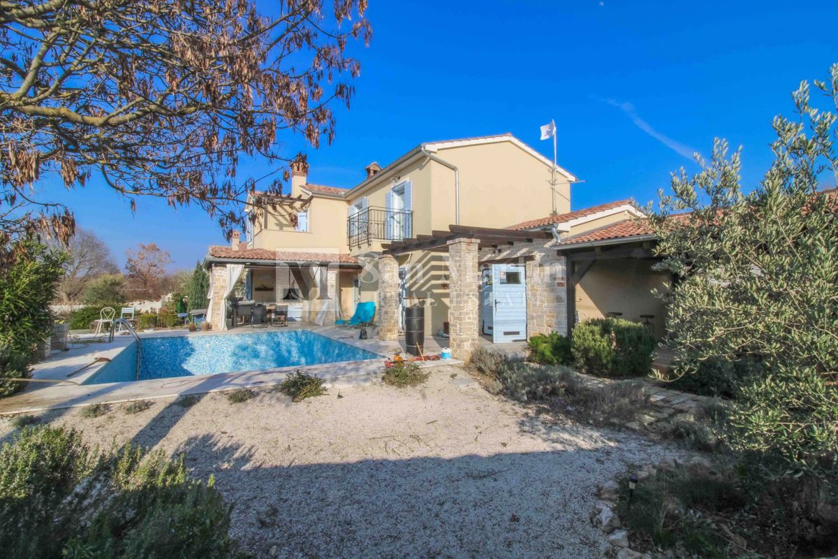 SVETVINČENAT, Casa ai margini del villaggio con piscina e 4 camere da letto