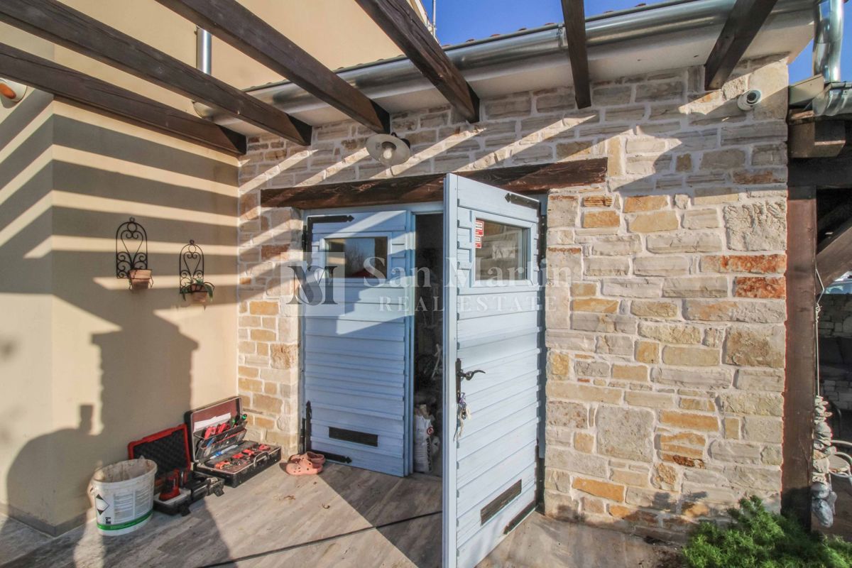 SVETVINČENAT, Casa ai margini del villaggio con piscina e 4 camere da letto