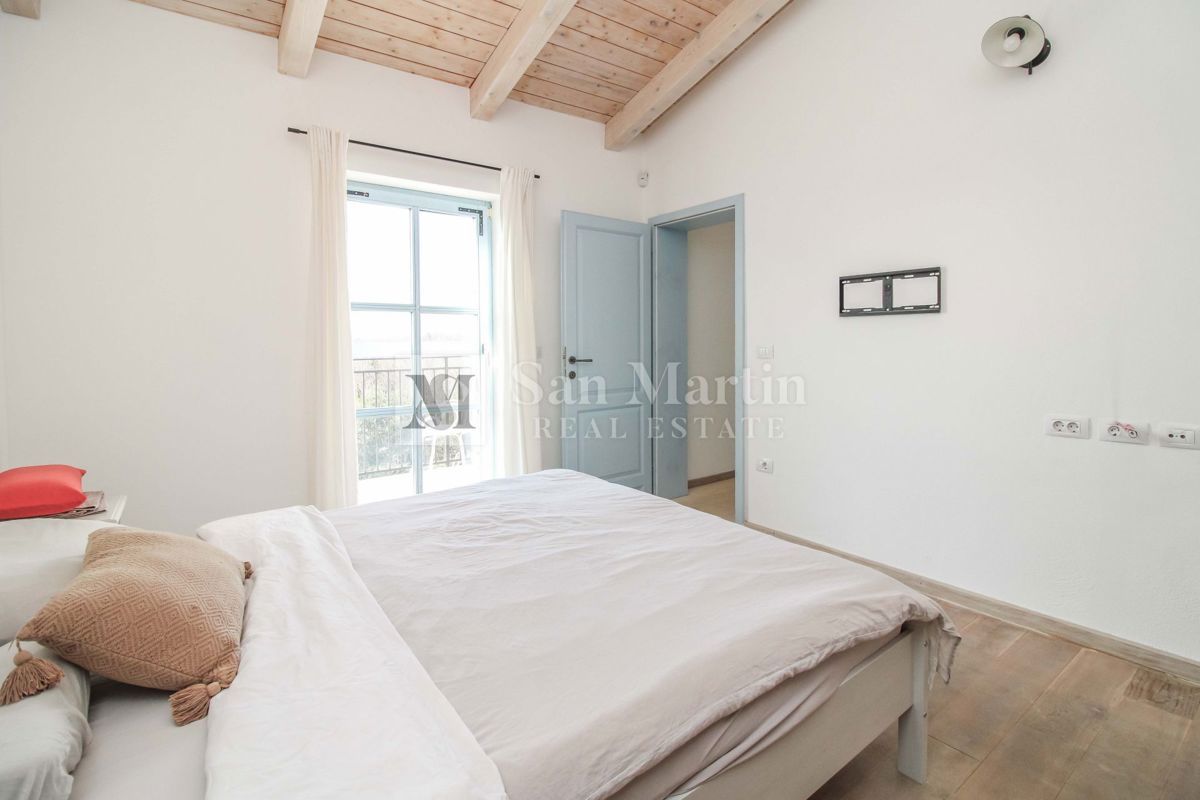 SVETVINČENAT, Casa ai margini del villaggio con piscina e 4 camere da letto