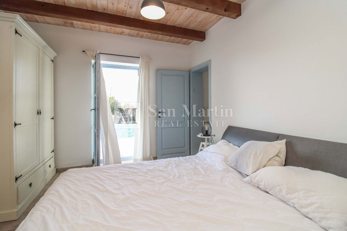 SVETVINČENAT, Casa ai margini del villaggio con piscina e 4 camere da letto