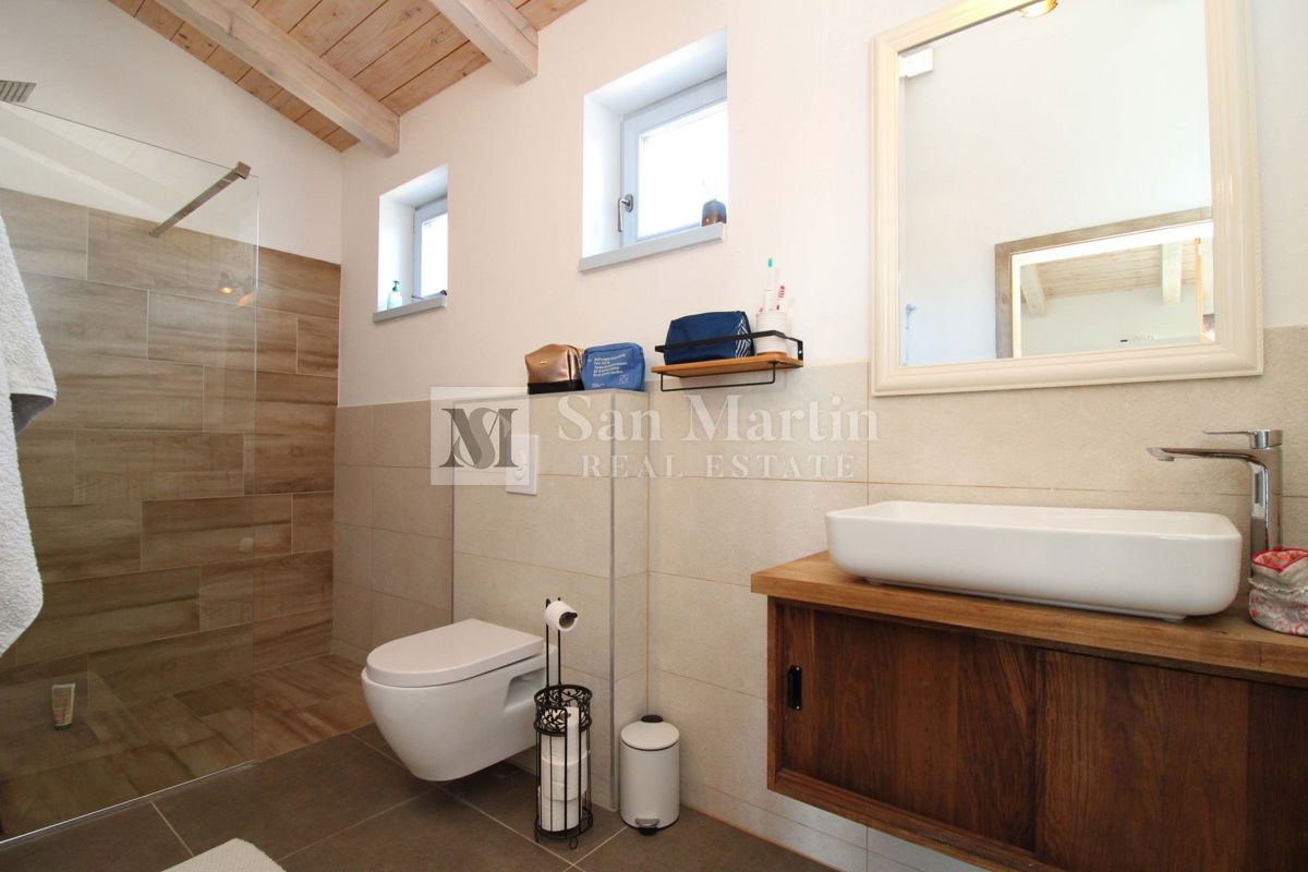 SVETVINČENAT, Casa ai margini del villaggio con piscina e 4 camere da letto