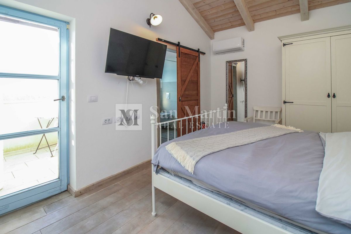 SVETVINČENAT, Casa ai margini del villaggio con piscina e 4 camere da letto