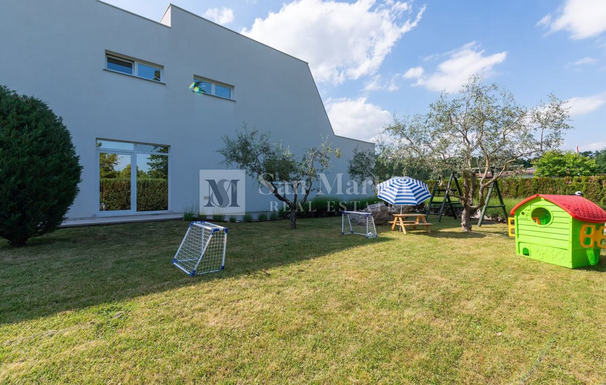 Casa moderna con 2 piscine e centro benessere