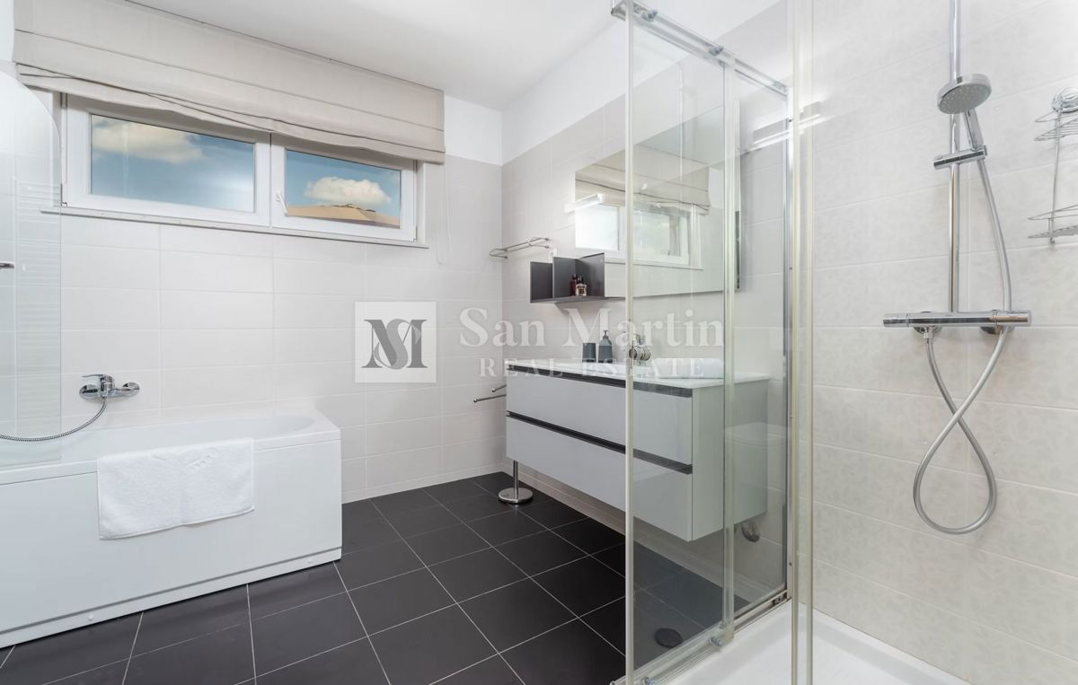 Casa moderna con 2 piscine e centro benessere