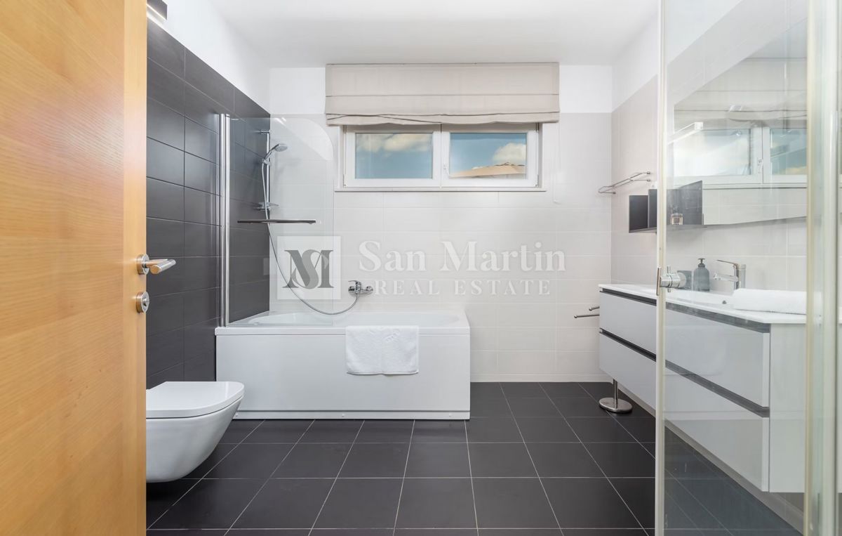 Casa moderna con 2 piscine e centro benessere