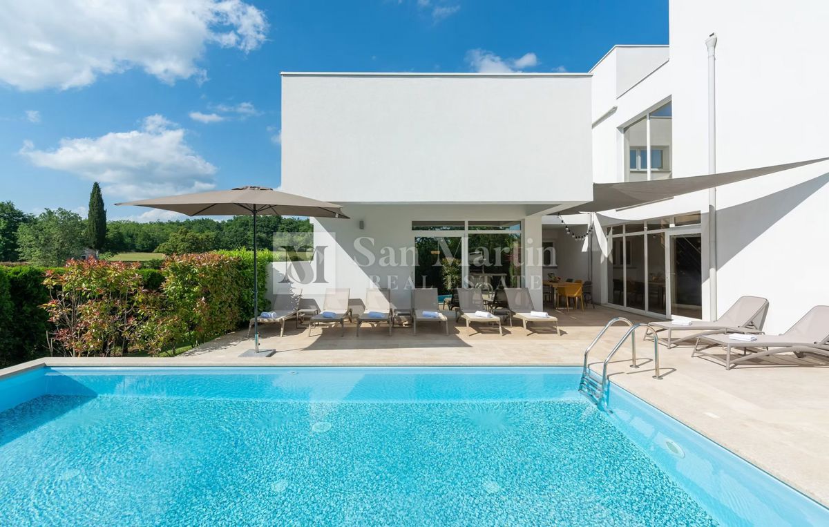 Casa moderna con 2 piscine e centro benessere