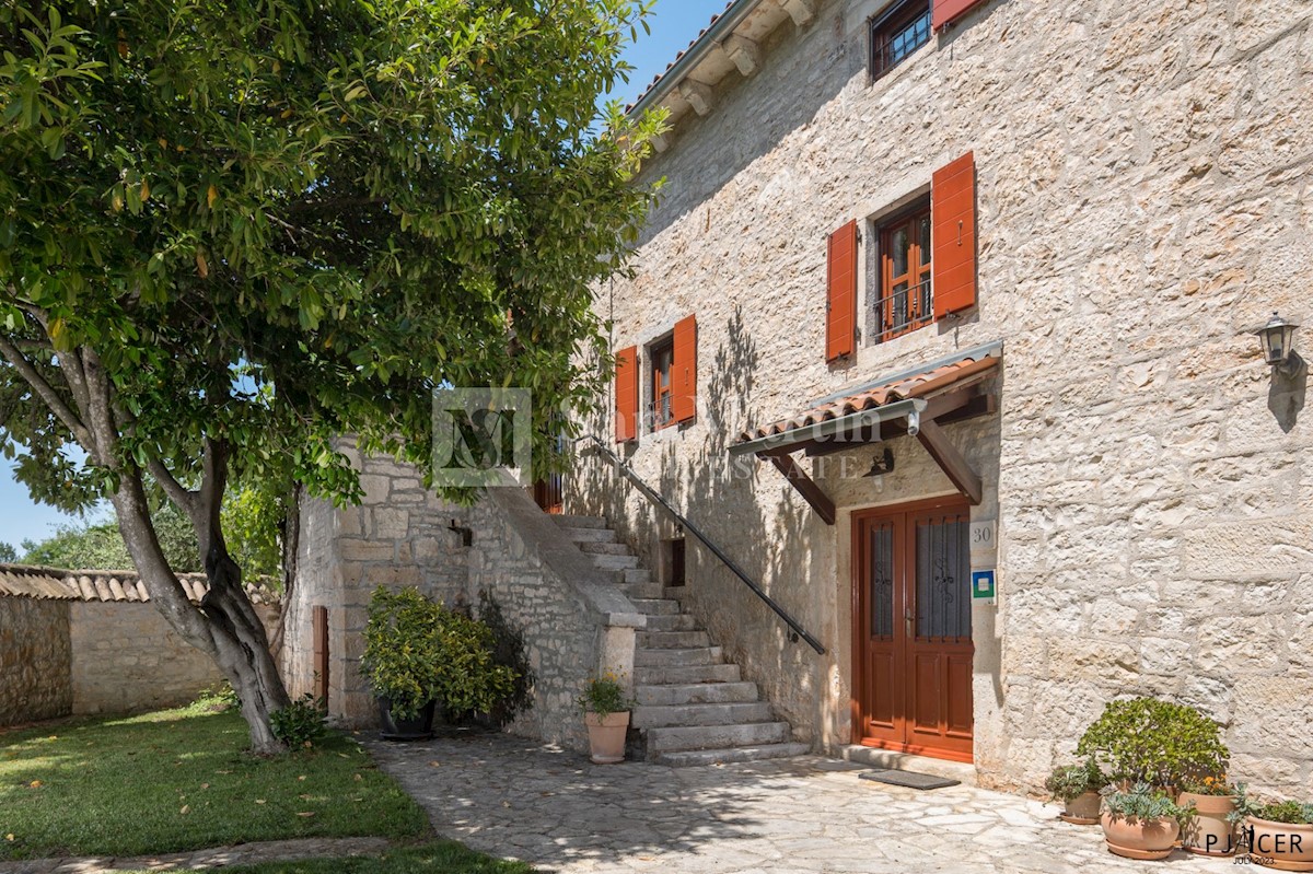 Parenzo-dintorni, casa in pietra con piscina in un ampio giardino