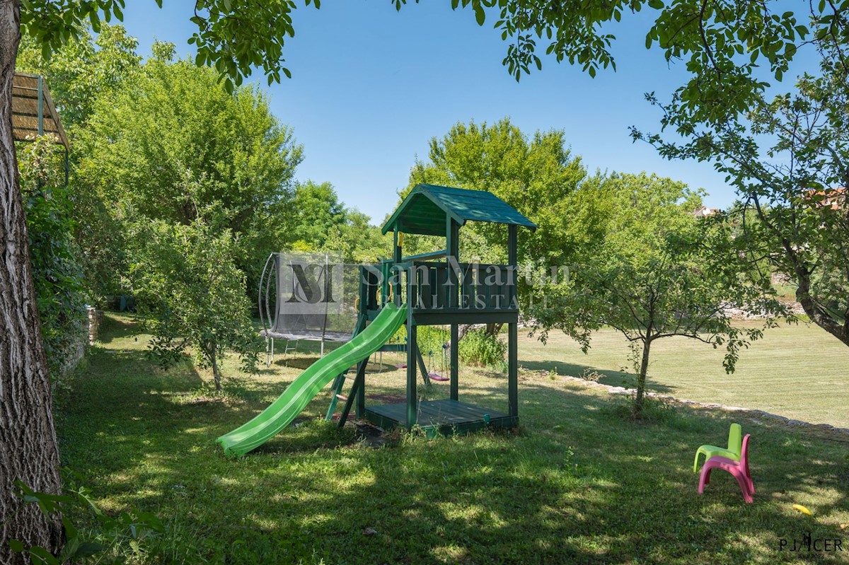 Parenzo-dintorni, casa in pietra con piscina in un ampio giardino