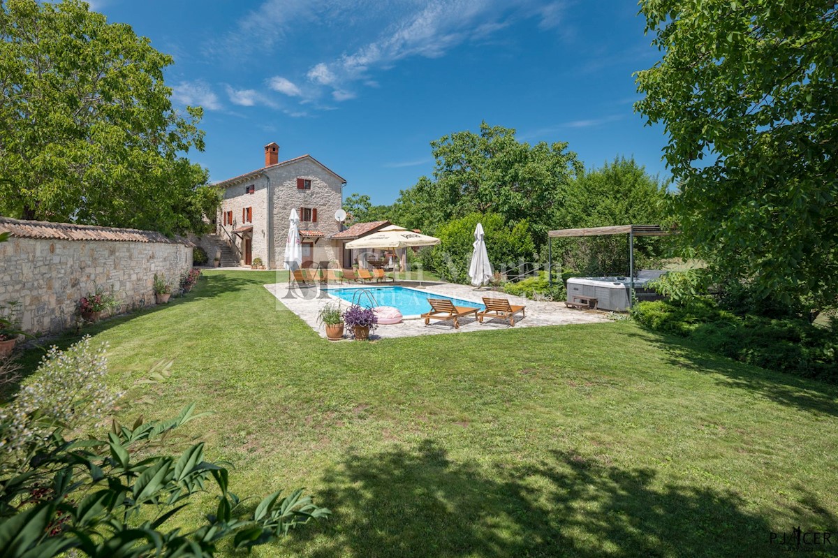 Parenzo-dintorni, casa in pietra con piscina in un ampio giardino