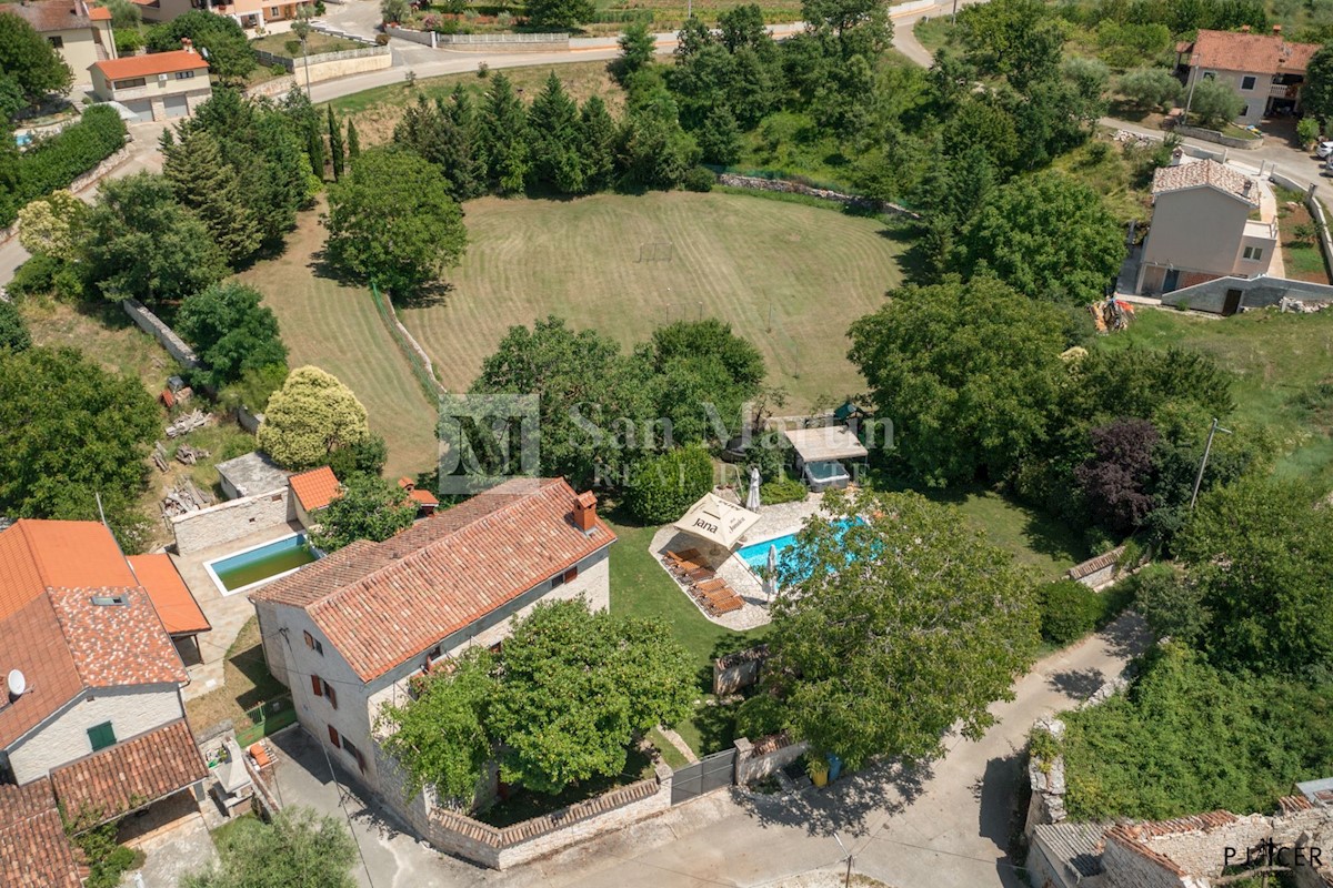 Parenzo-dintorni, casa in pietra con piscina in un ampio giardino