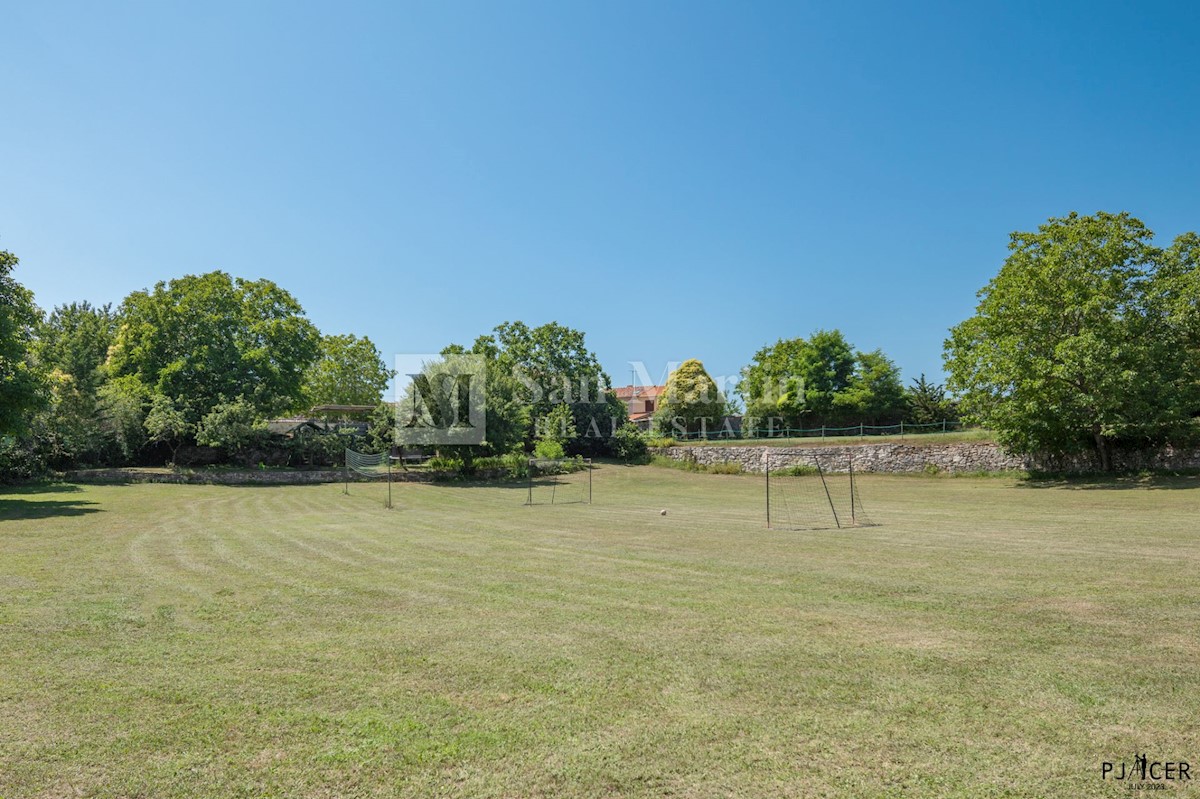 Parenzo-dintorni, casa in pietra con piscina in un ampio giardino