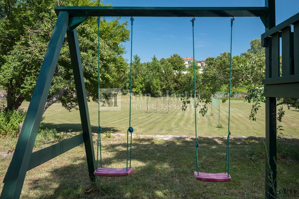 Parenzo-dintorni, casa in pietra con piscina in un ampio giardino