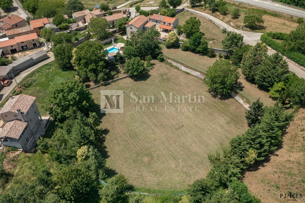 Parenzo-dintorni, casa in pietra con piscina in un ampio giardino