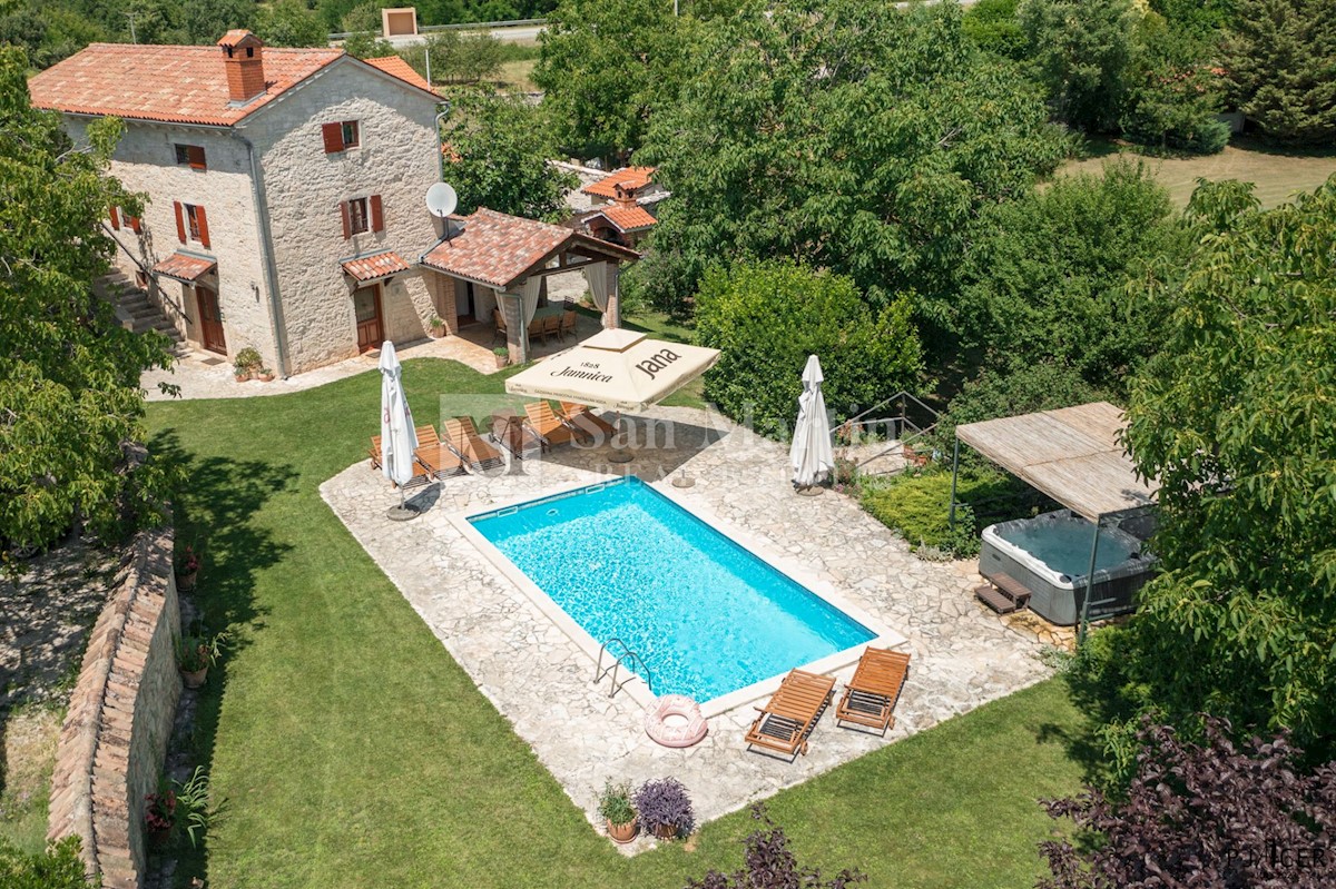 Parenzo-dintorni, casa in pietra con piscina in un ampio giardino