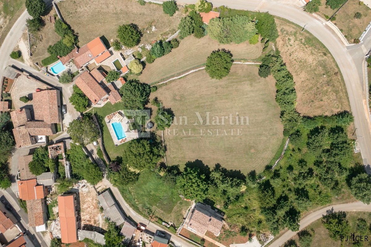 Parenzo-dintorni, casa in pietra con piscina in un ampio giardino