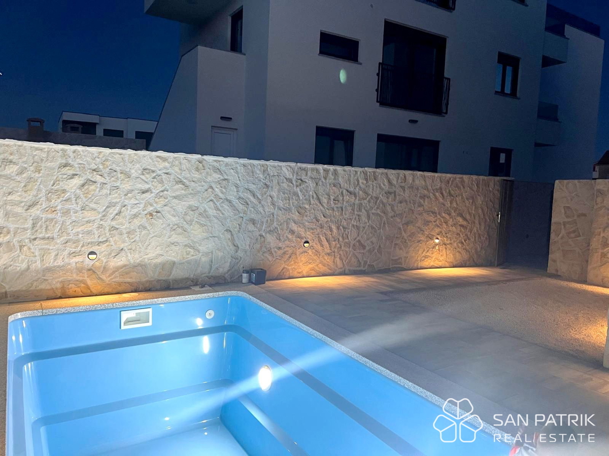 APPARTAMENTO MODERNO CON TERRAZZA SUL TETTO – LA TUA NUOVA CASA VICINO AL MARE - POVLJANA