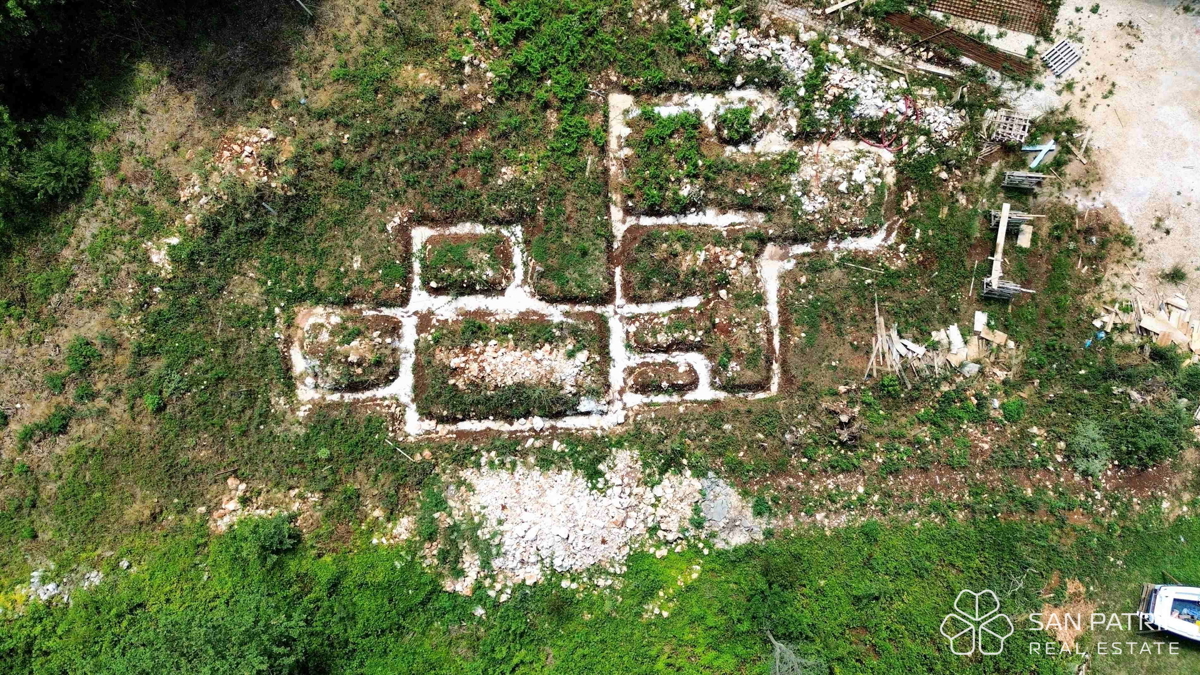 Terreno edificabile (1.180 m2) con progetto nelle vicinanze di Labin