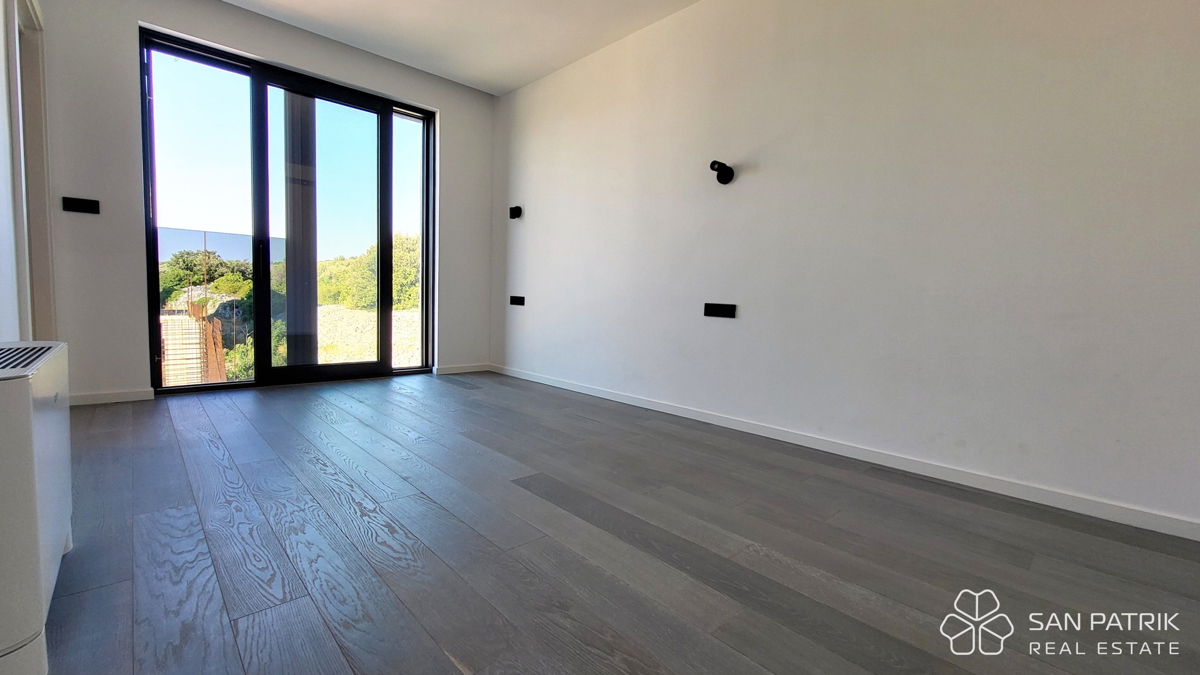 Attico moderno con terrazza sul tetto e vista mare a Krk