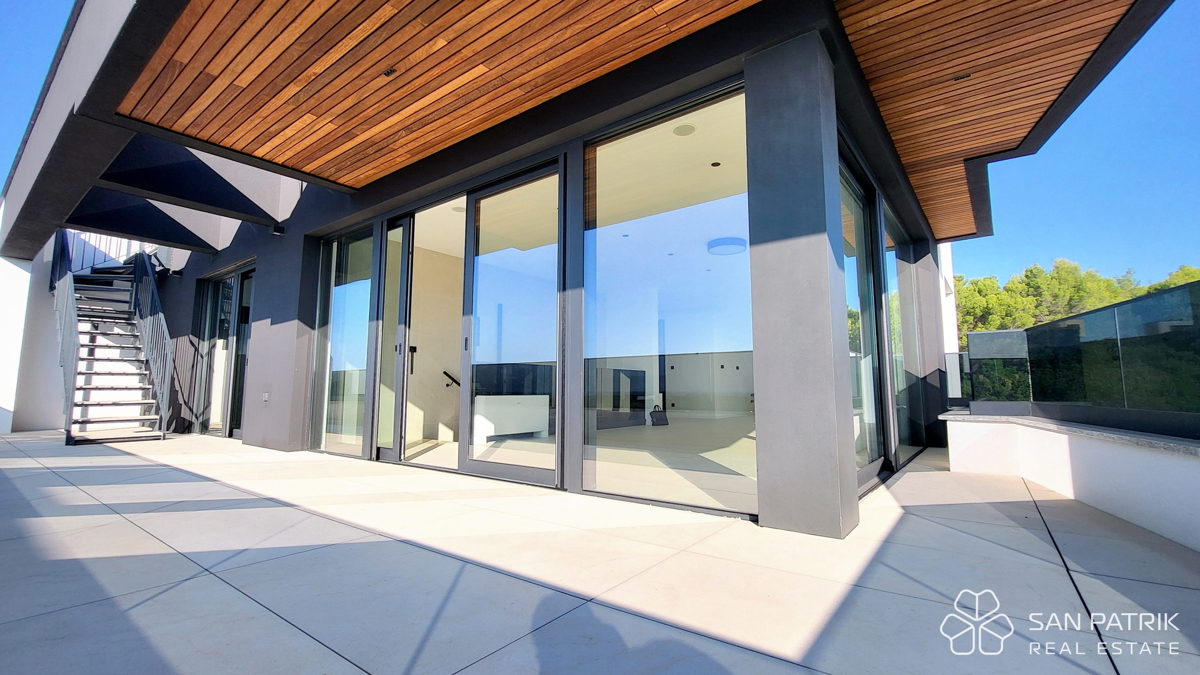 Attico moderno con terrazza sul tetto e vista mare a Krk