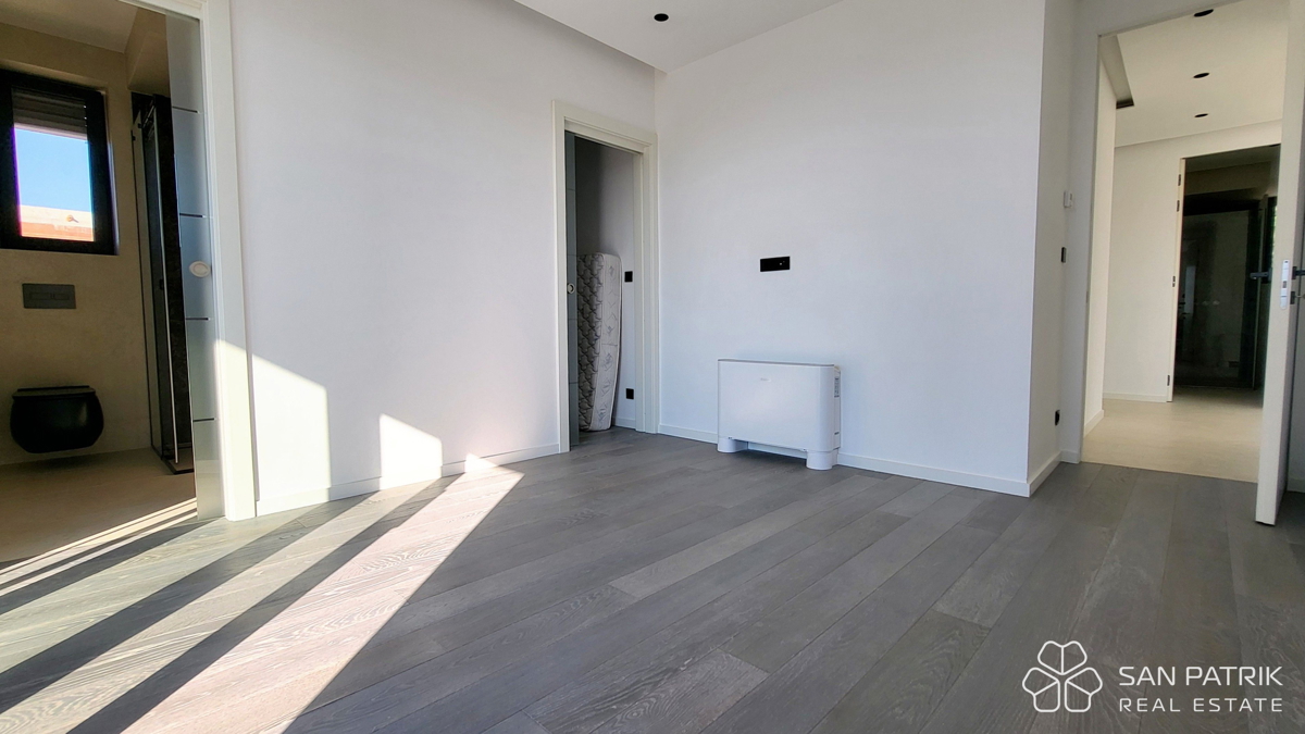 Attico moderno con terrazza sul tetto e vista mare a Krk