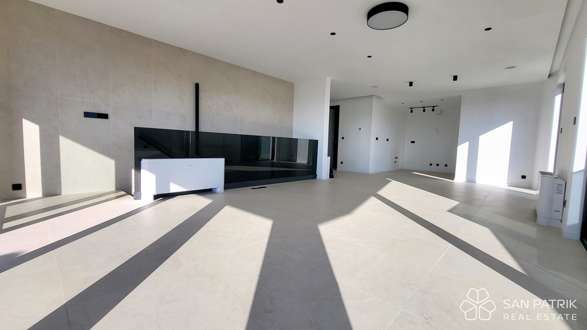 Attico moderno con terrazza sul tetto e vista mare a Krk