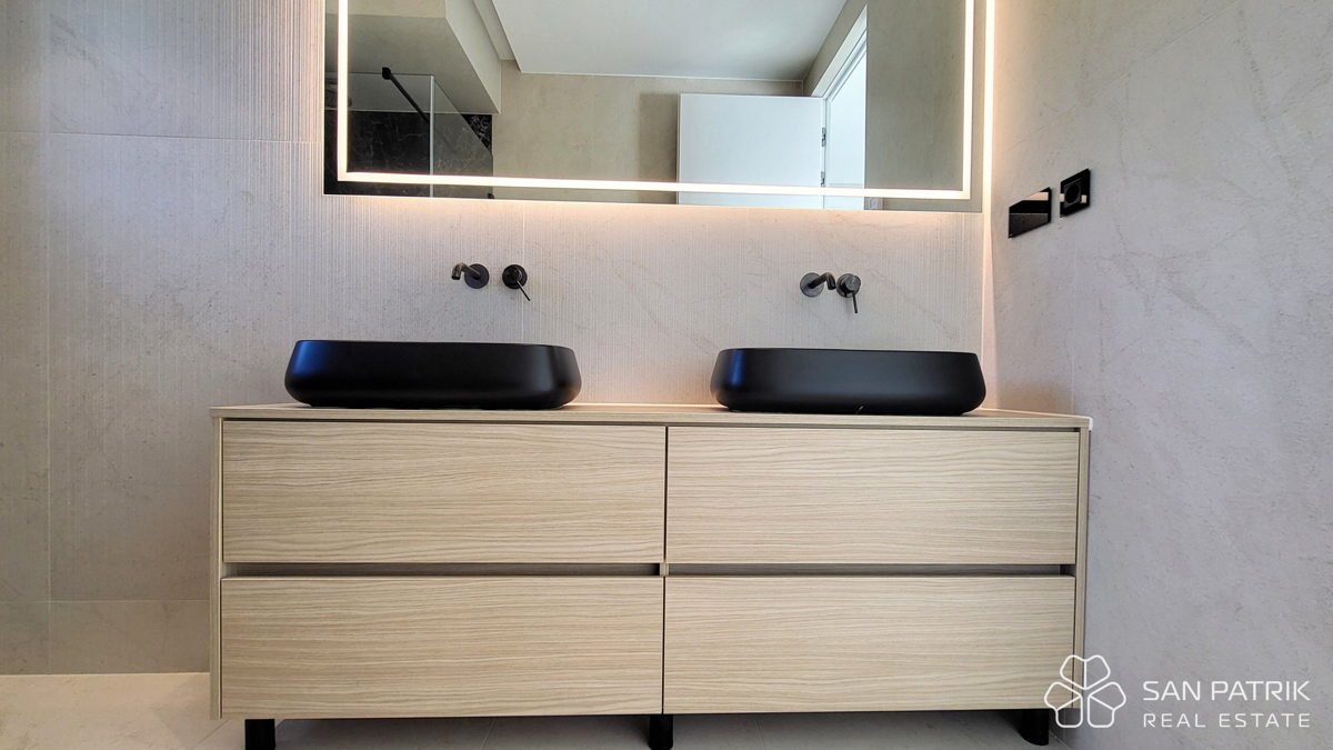 Attico moderno con terrazza sul tetto e vista mare a Krk