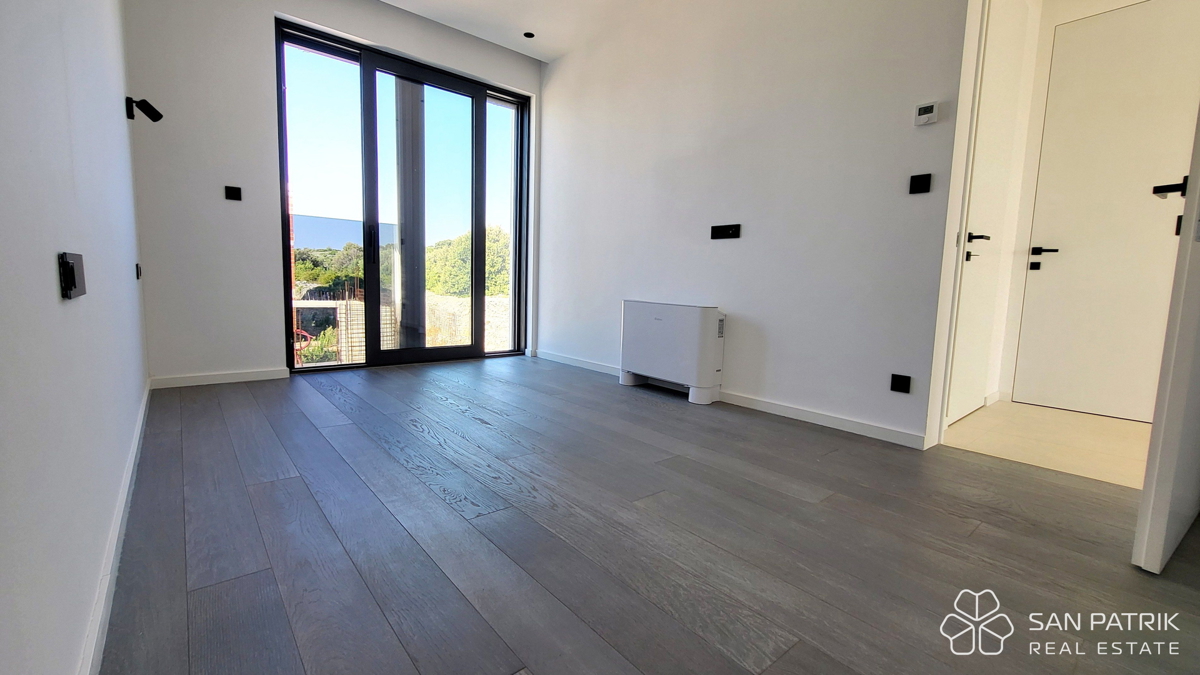 Attico moderno con terrazza sul tetto e vista mare a Krk