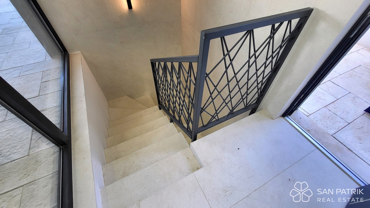 Attico moderno con terrazza sul tetto e vista mare a Krk