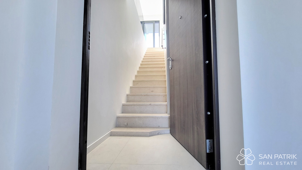 Attico moderno con terrazza sul tetto e vista mare a Krk