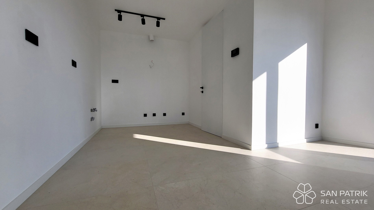 Attico moderno con terrazza sul tetto e vista mare a Krk