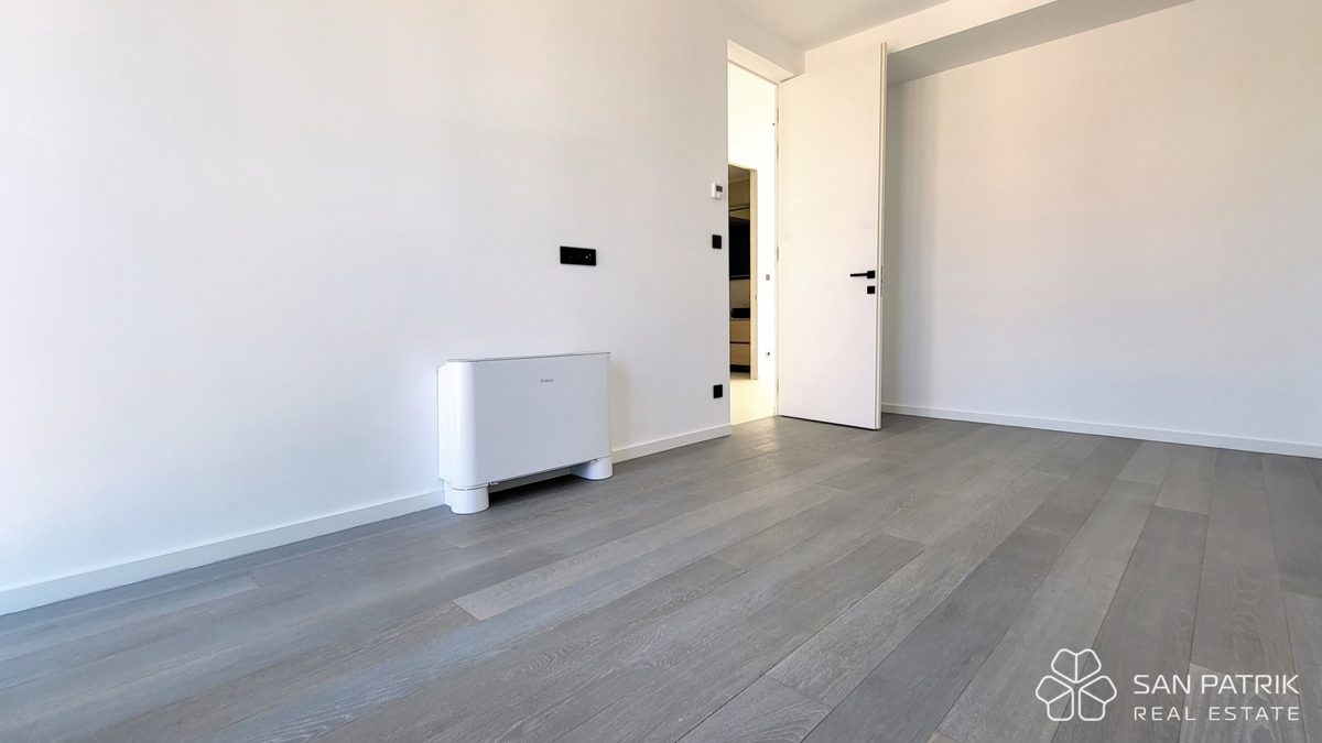 Attico moderno con terrazza sul tetto e vista mare a Krk