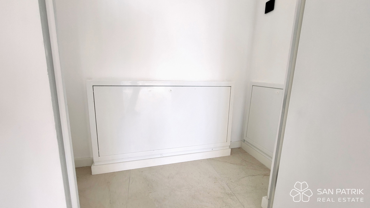 Attico moderno con terrazza sul tetto e vista mare a Krk