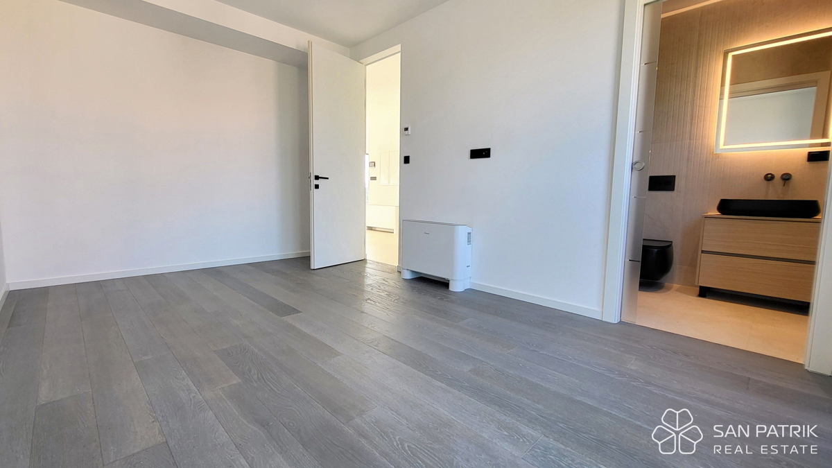 Attico moderno con terrazza sul tetto e vista mare a Krk