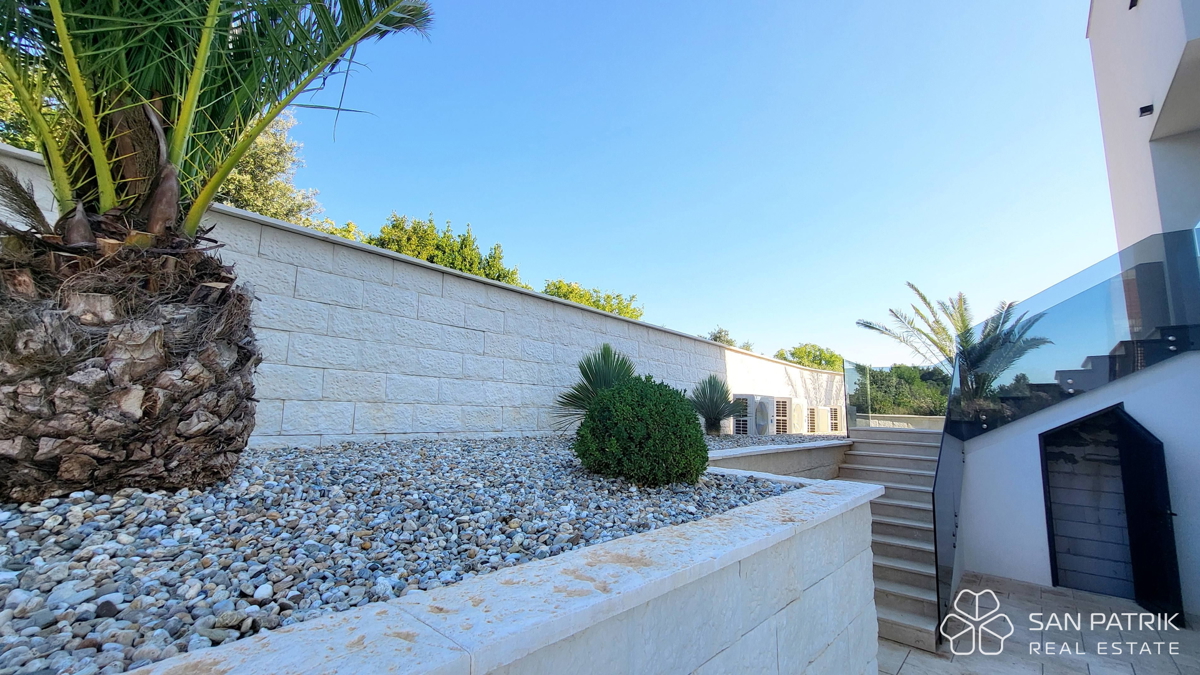 Attico moderno con terrazza sul tetto e vista mare a Krk