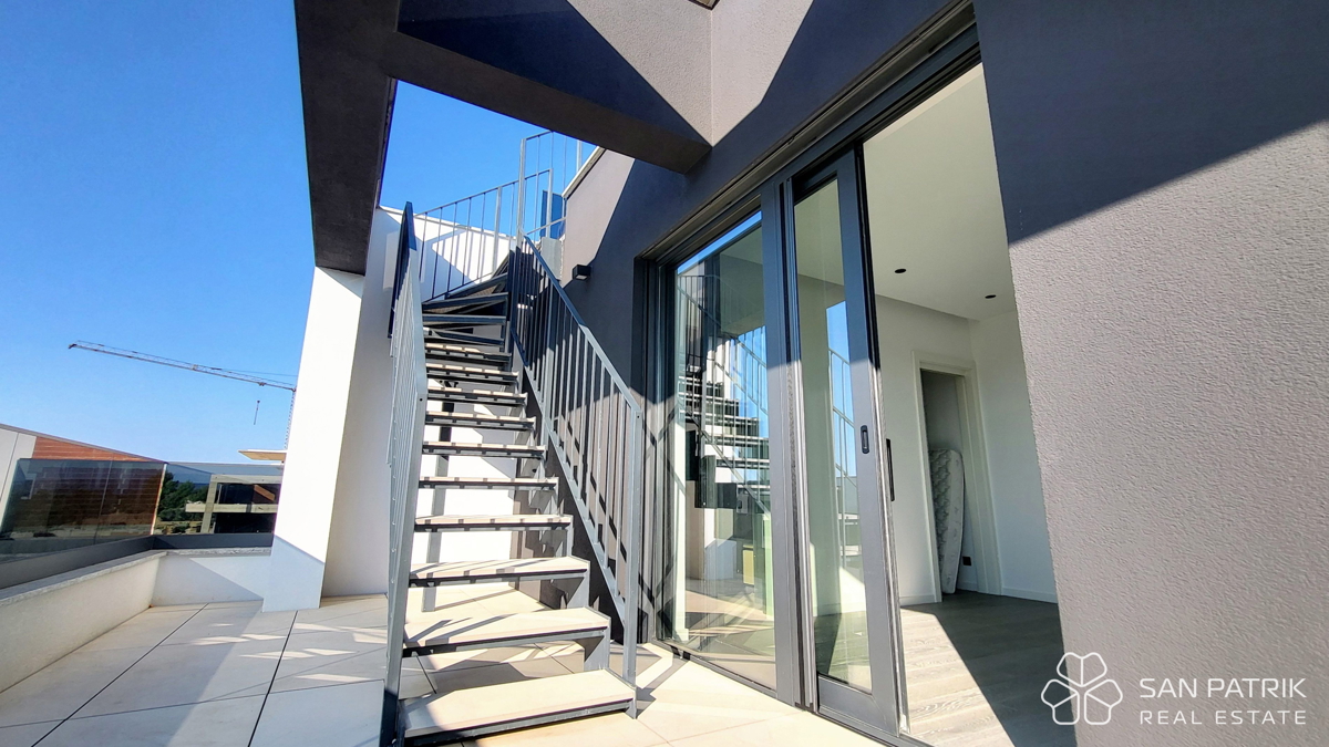 Attico moderno con terrazza sul tetto e vista mare a Krk