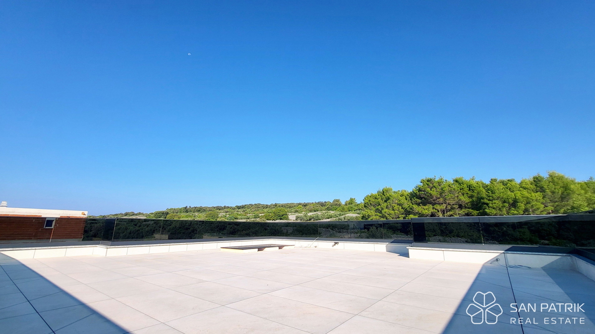 Attico moderno con terrazza sul tetto e vista mare a Krk