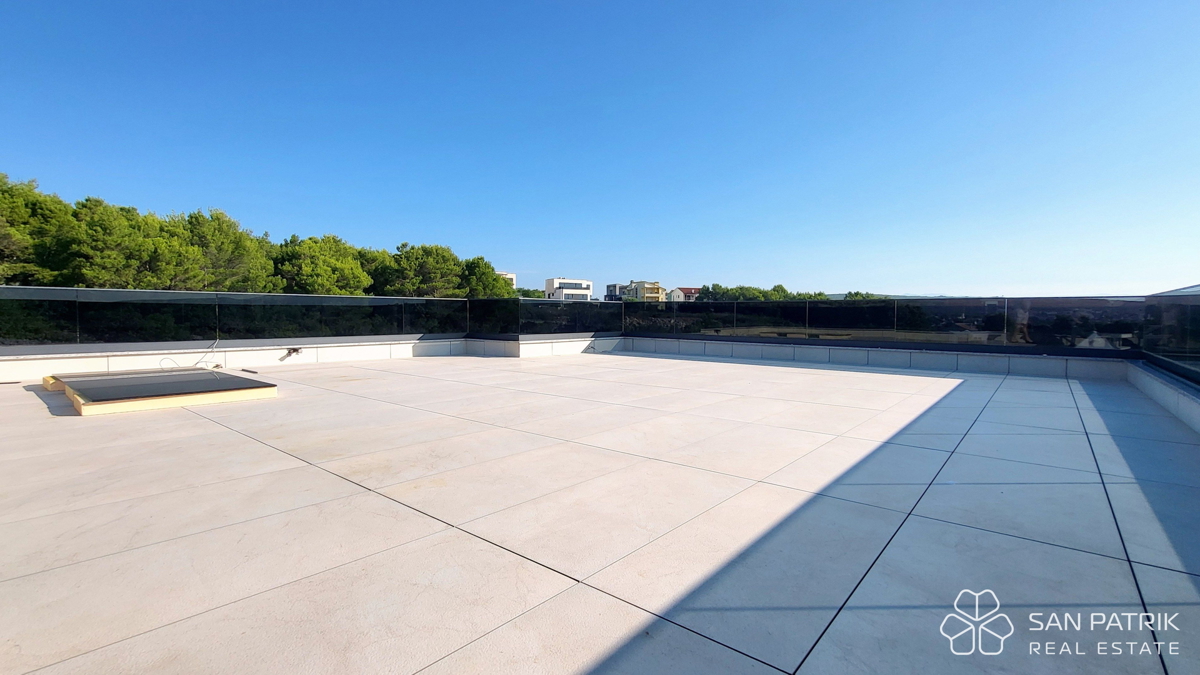 Attico moderno con terrazza sul tetto e vista mare a Krk