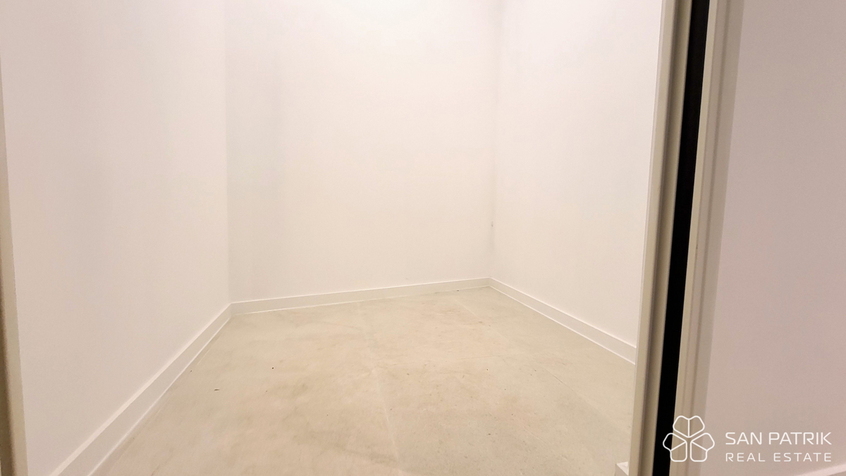 Attico moderno con terrazza sul tetto e vista mare a Krk