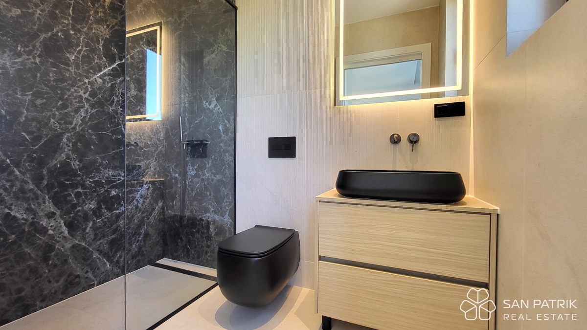 Attico moderno con terrazza sul tetto e vista mare a Krk