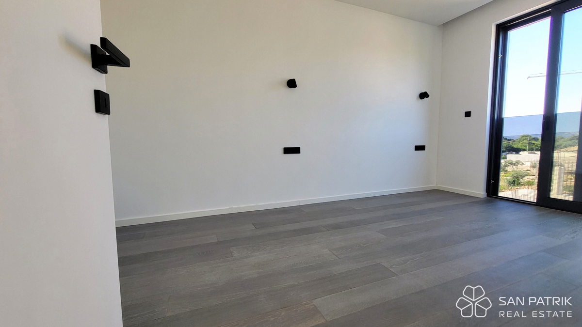 Attico moderno con terrazza sul tetto e vista mare a Krk