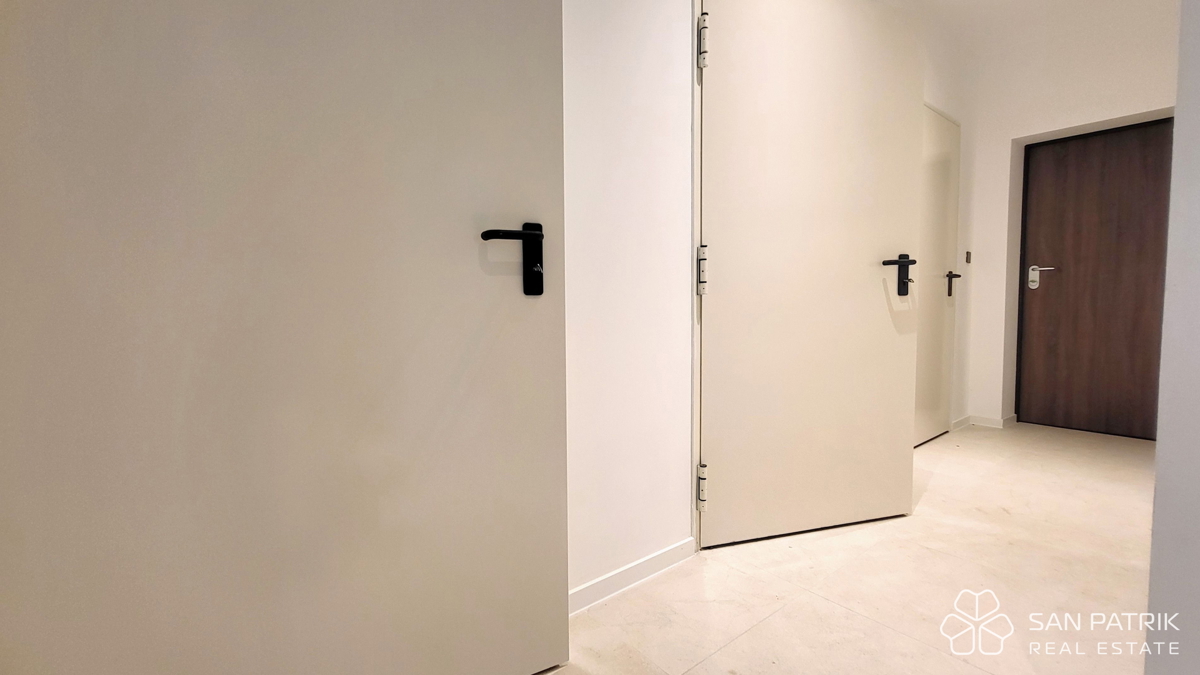 Attico moderno con terrazza sul tetto e vista mare a Krk