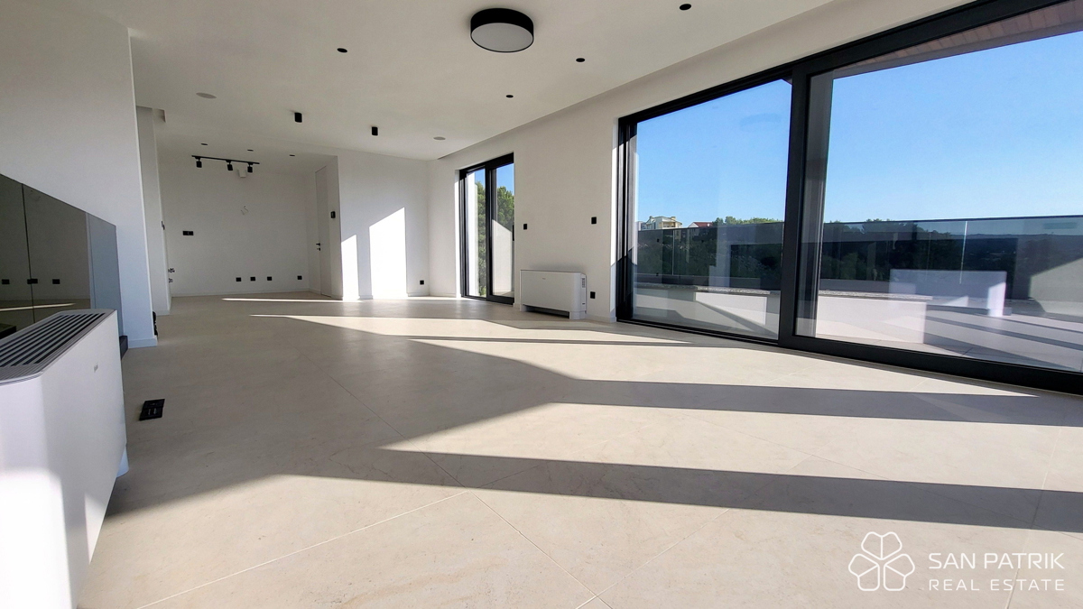 Attico moderno con terrazza sul tetto e vista mare a Krk