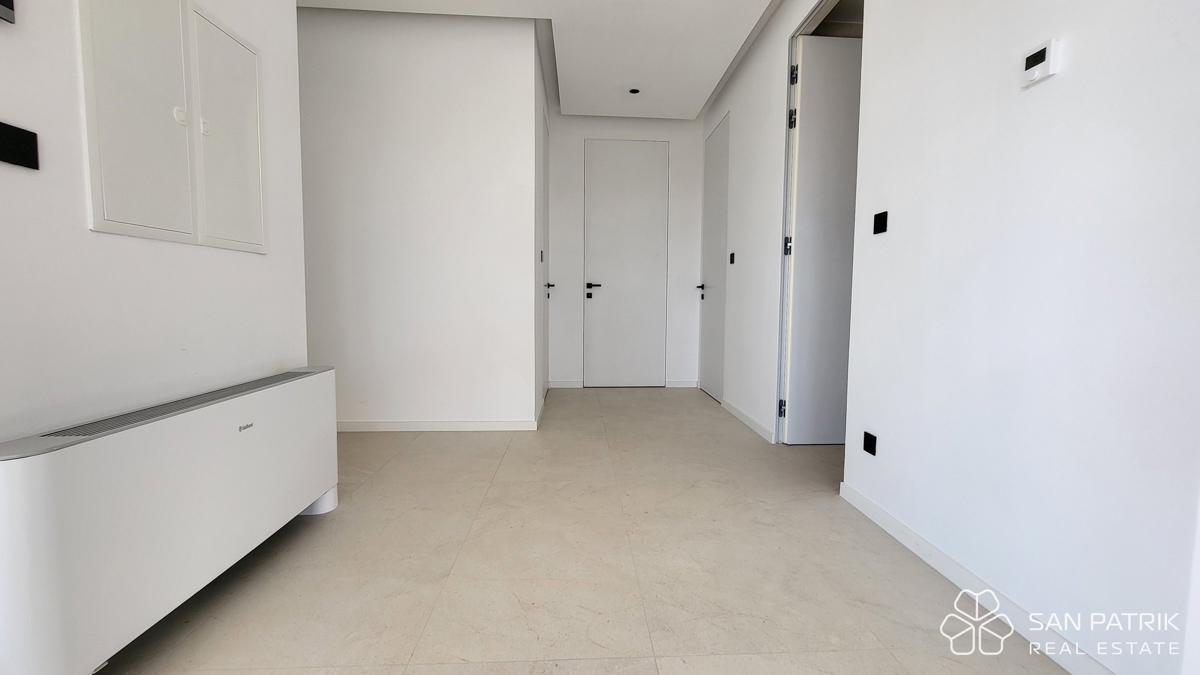 Attico moderno con terrazza sul tetto e vista mare a Krk