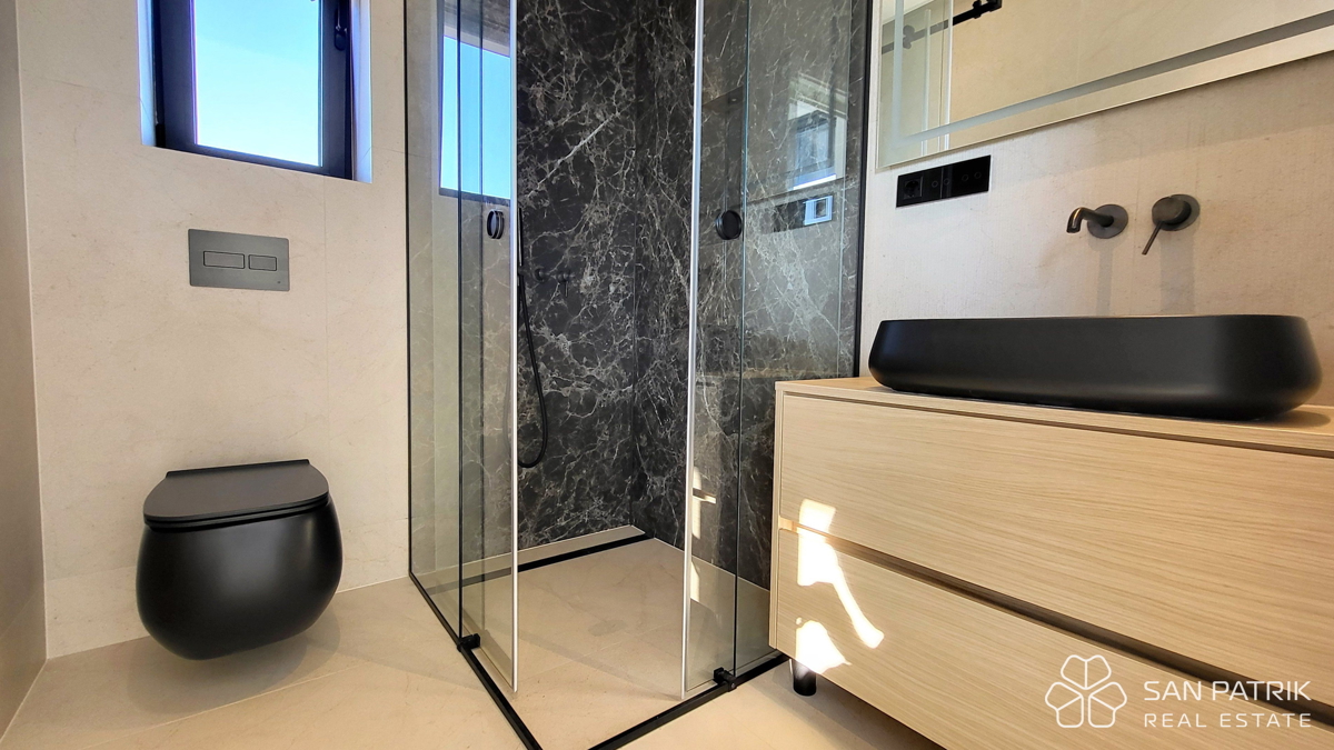 Attico moderno con terrazza sul tetto e vista mare a Krk