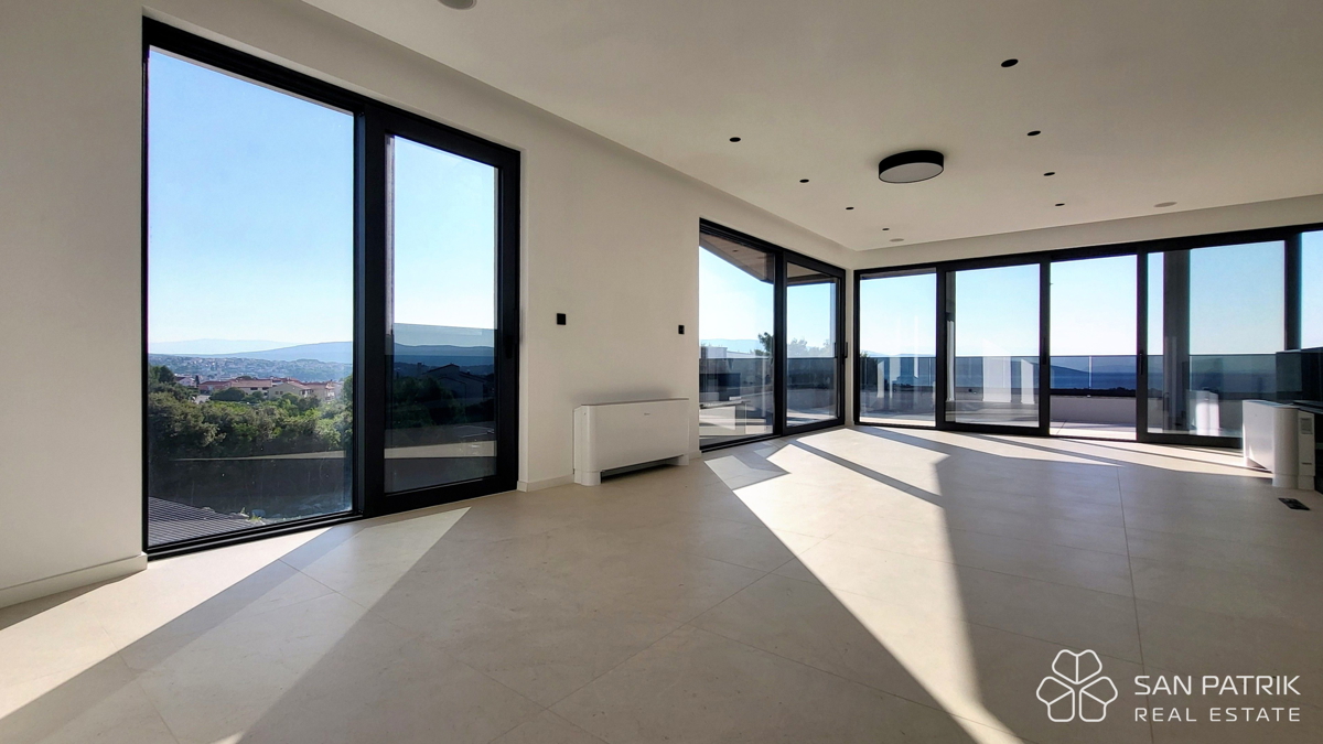 Attico moderno con terrazza sul tetto e vista mare a Krk