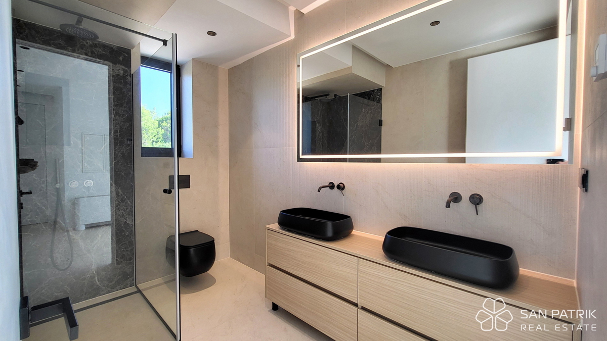 Attico moderno con terrazza sul tetto e vista mare a Krk